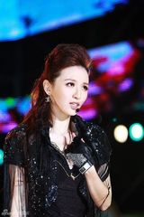 组图：张萌台湾跨年魅力全展 低胸短裙热歌劲舞