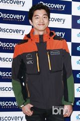 组图：孔侑朴河宣等出席某服饰品牌纪念活动