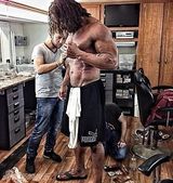 组图：巨石强森新片扮大力神 硕大肌肉惊人