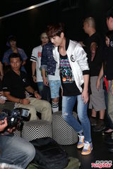 组图：SHINee自曝爱玩网游 成员模仿女生跳舞