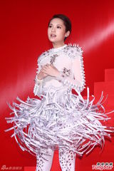 组图：杨丞琳穿华服亮相 尾椎伤势未复原