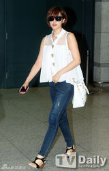 组图：韩团T-ara展曲线美 着超短裤现身机场