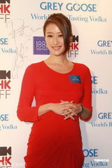 组图：谢婷婷一袭红裙出席酒会艳压全场