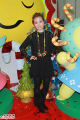 组图：容祖儿全黑短裙宣传新碟