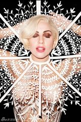 组图：Lady Gaga最新写真利落短发裸泄八字乳