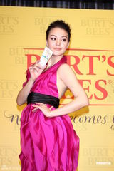 组图：张榕容露美背代言 欲挑战古惑女角色