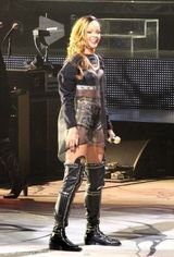 组图：蕾哈娜开唱百变造型 爆乳装横卧舞台自摸