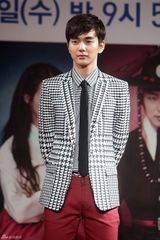 高清组图：李准基申敏儿出席《阿娘使道传》发布会