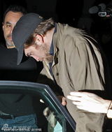 幻灯：帕丁森胡子拉碴装颓废 穿破衣压低帽檐快闪