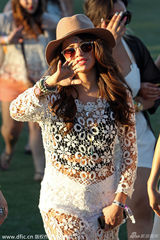 组图：赛琳娜镂空装搭配古怪 席地而坐狂吃披萨