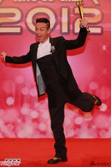 组图：黄智雯和梁烈唯获飞跃艺人奖亲吻奖杯