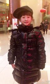 组图：森碟可爱吃棉花糖 戴田亮帽子似男孩