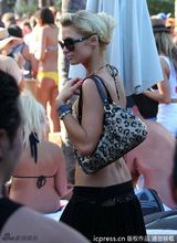 组图：帕丽斯-希尔顿豹纹比基尼低腰裙秀性感