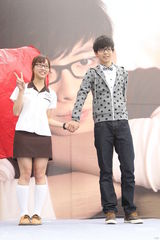 组图：胡夏现身新专辑签唱会 获女粉丝现场示爱