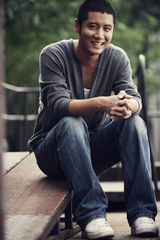 组图：任重曝光最新写真 阳光气质彰显青涩味道