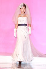 组图：吴千语首走婚纱秀坦言享受浪漫气氛