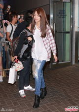 组图：少女时代抵港准备开唱 闪现机场秒杀粉丝