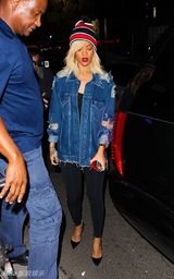 组图：蕾哈娜牛仔装扮现身酒店 红白黑帽子抢眼