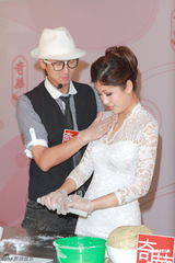 组图：洪天明周家蔚夫妻档甜蜜出镜秀恩爱