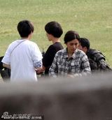 幻灯图：阿娇新片片场戴口罩 蹦跳走路自得其乐