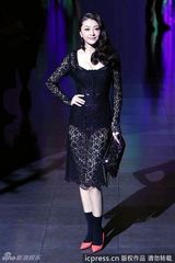 组图：斯嘉丽-约翰逊亮相秀场 熊黛林同场斗艳