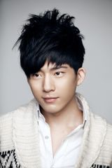 组图：井柏然最新写真曝光 引领春季英伦新风尚