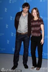 高清：《嗜睡病》媒体发布会 简妮-席丽获导演护花