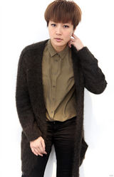 组图：何韵诗中性风帅气写真 曾欲退出歌坛