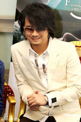 幻灯图集：飞儿乐队上海宣传 即兴演唱展不俗实力 