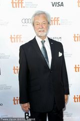 组图：《伟大诱惑》首映芭拉班大秀美背