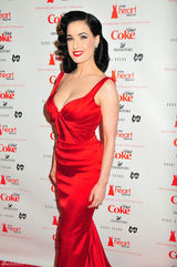 高清组图：脱衣舞娘蒂塔-万-提斯红裙爆乳亮相