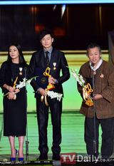 高清组图：金秀贤获大众文化奖 EXO-K等热唱助阵