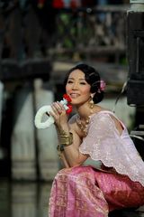 组图：梁镜珂泰国写真玩转异国风情