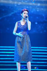 组图：李宇春榜中榜揽3奖 蔡依林险走光