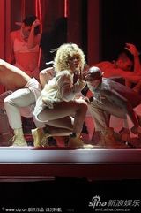 组图：蕾哈娜获全英国际最佳女歌手 破烂大T秀美腿