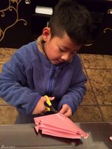 组图：石头认真剪窗花 网友大赞心灵手巧