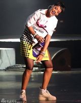 组图：蕾哈娜抬腿走光被指假唱 兴奋疑吸大麻