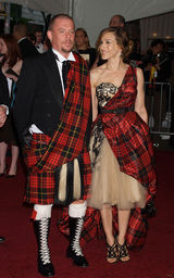 幻灯：英国时尚设计师亚历山大-麦昆生前和明星合影