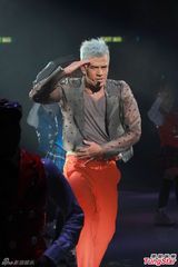 高清图：郭富城透视装秀胸肌 演唱会虚惊一场