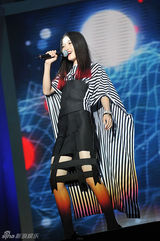 组图：花儿黄夕倍红披风造型秒杀MTV超级盛典