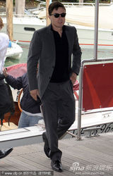 《我仍在这里》发布会 卡西-阿弗莱克帅气亮相(图)