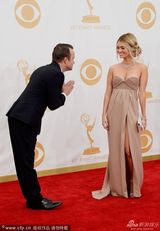 组图：《绝命毒师》亚伦-保尔携妻亮相艾美红毯