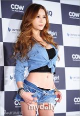 组图：赛车女郎代言网游 撕衣露豪乳秀美臀