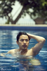 组图：李威生日曝浴照显型男魅力