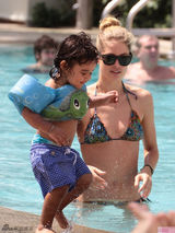 组图：荷兰名模带子嬉戏 身材诱惑性感十足