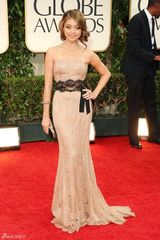 高清组图：萨拉-海兰德身着裸色礼服气质纯真