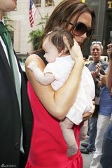 组图：贝嫂为时装周奔忙 桃红礼服配超高跟掀甜美风