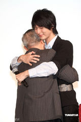 幻灯图：“完全创作新人”严爵发片 多次感动落泪