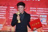 组图：王宝强获最受欢迎男演员 后台捧奖杯搞怪