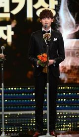 组图：金南珠获奖落泪 宋仲基文彩元成最佳搭档